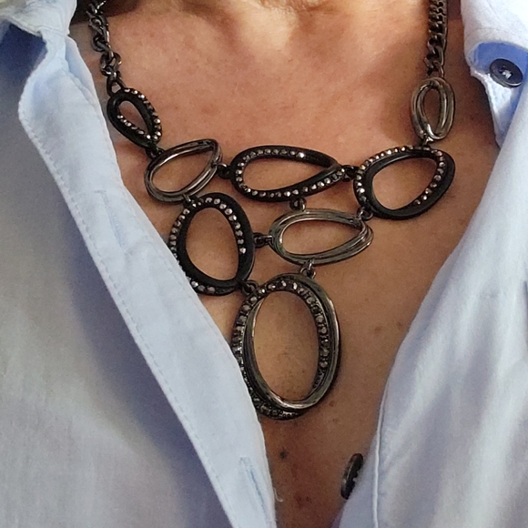 2/40 jewellry. Interesting necklace to dress up a bare neckline - Picture 4 of 4